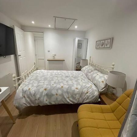 1 Bedroom Guest Suite Near City Centre. Gloucester Bagian luar foto
