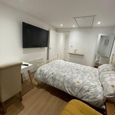 1 Bedroom Guest Suite Near City Centre. Gloucester Bagian luar foto
