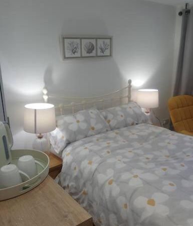 1 Bedroom Guest Suite Near City Centre. Gloucester Bagian luar foto